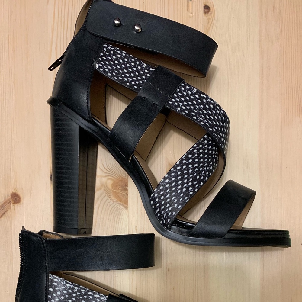 NWOT JUstFab black and white block heel sandal